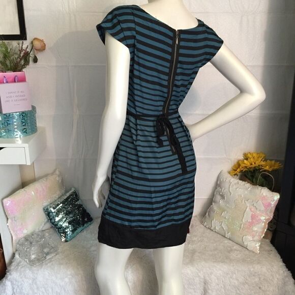 BeBop Lite Weight pleated Pocket Dress! Cute! - Picture 3 of 6